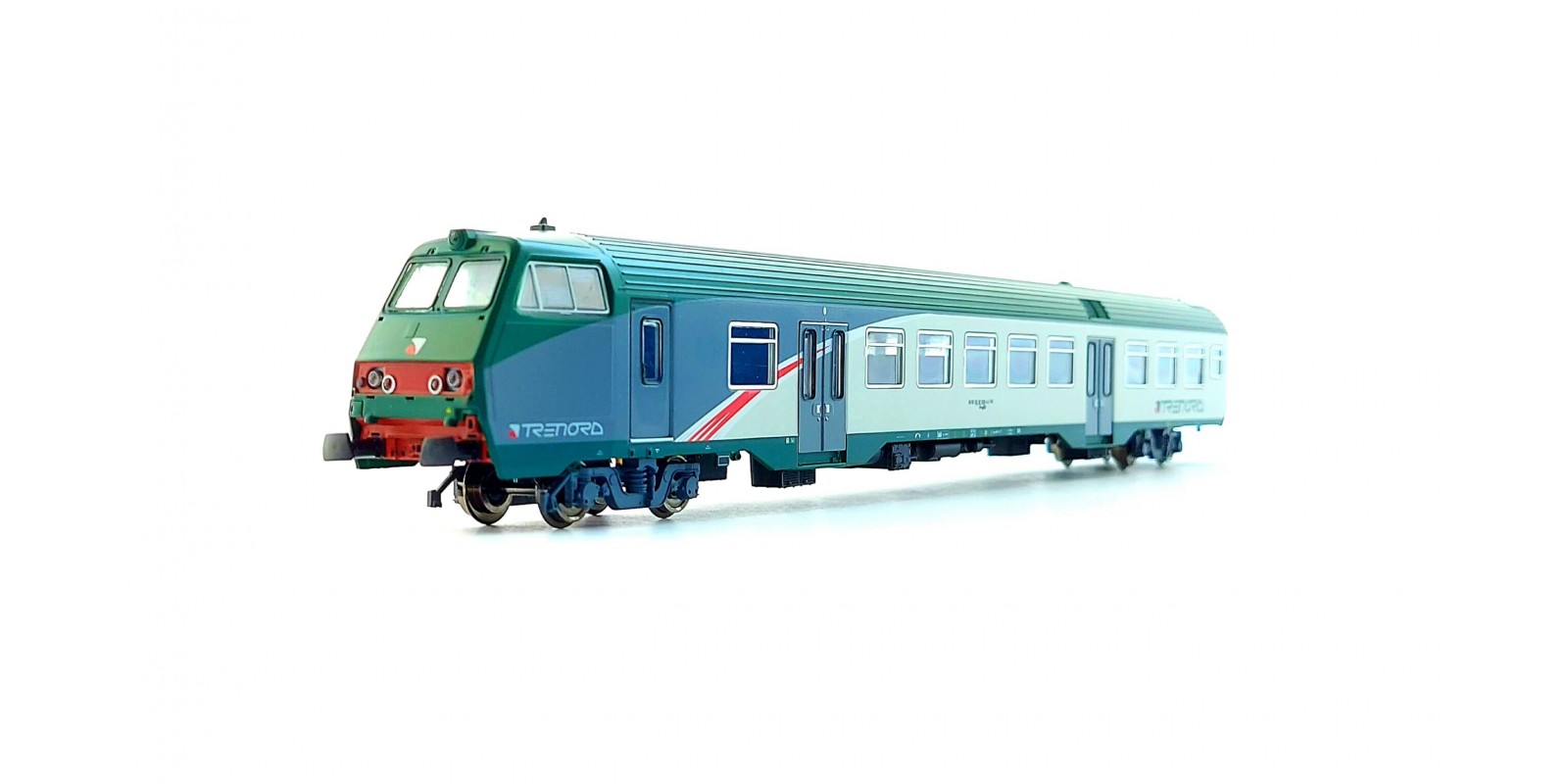 ViT3261 MDVC 2 ′ class "revamping" driver's car in TRENORD livery without class indication